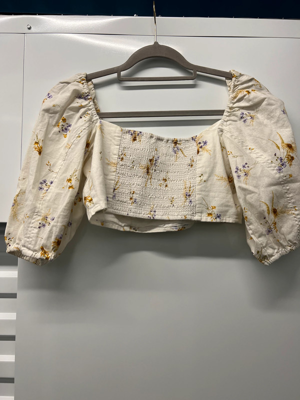 Beige crop top with wildflower print 3