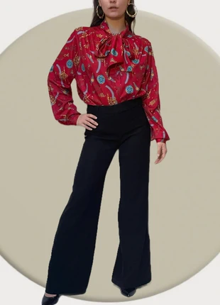 Blouse / chemisier vintage col lavallière à motifs rouge et or -34/40, merk: Vintage, staat: Heel goed, maat: M / 38 / 10, € 13,50, € 14,88 inclusief Kopersbescherming