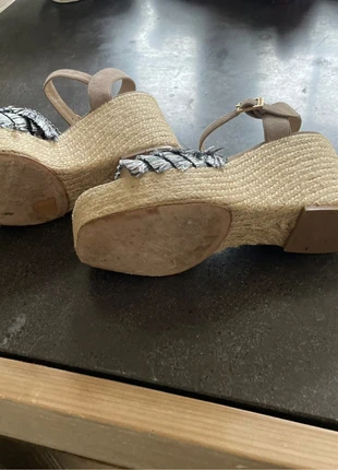 Mooie sandalen amper gedragen, merk: Paloma Barcelo, staat: Heel goed, maat: 37, € 25,00, € 26,95 inclusief Kopersbescherming