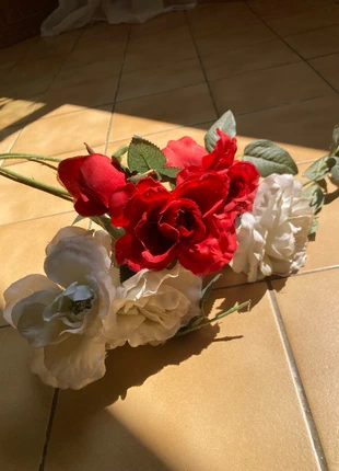 Fleurs rouge et blanches en plastique décorative., staat: Heel goed, € 4,50, € 5,43 inclusief Kopersbescherming