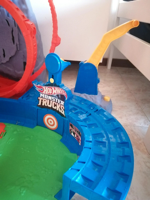 Hot Wheels Monster Trucks T-Rex Volcano Arena