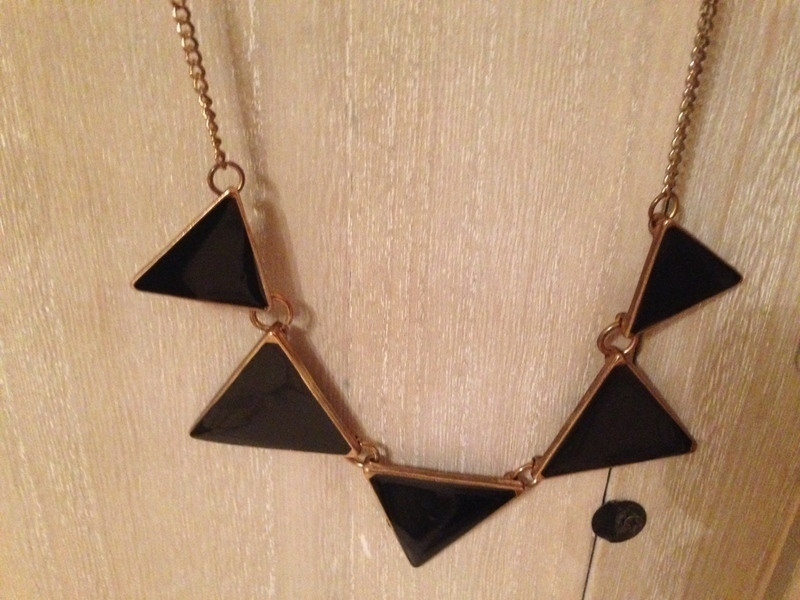 Collier tendance triangles noirs reglable 2
