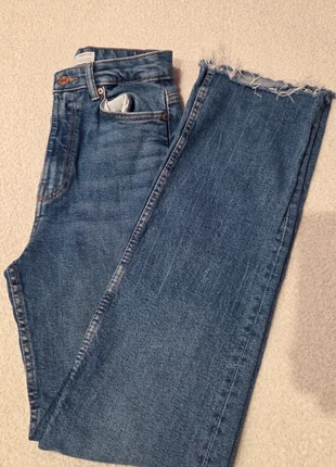 Jean Bershka femme T34 straight/slim – très bon état, marque: Bershka, état: Très bon état, taille: XS / 34 / 6, 5,00 €, 5,95 € Protection acheteurs incluse