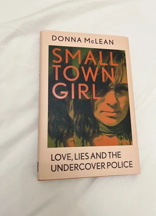 Small Town Girl - Donna McLean, Hardcover book, estado: Como novo, €3.00, €3.85 inclui Proteção do Comprador