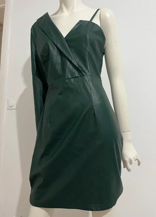 💚🖤 Robe en simili-cuir vert foncé, asymétrique, un bras long et un bustier col V, taille 38 🌟, état: Très bon état, taille: M / 38 / 10, 10,00 €, 11,20 € Protection acheteurs incluse
