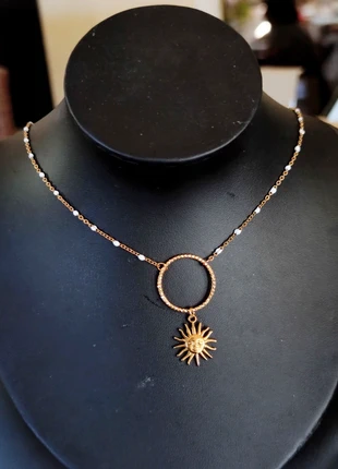 Collier à chaîne dorée et résine blanche, anneau et pendentif soleil à visage - Acier inoxydable, merk: Modern Goddess, staat: Heel goed, € 11,50, € 12,78 inclusief Kopersbescherming Pro