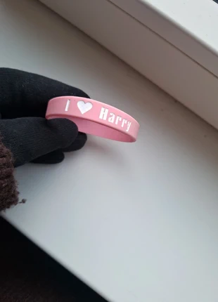 1 love Harry - one direction roze, merk: One Direction, staat: Nieuw zonder prijskaartje, € 1,00, € 1,75 inclusief Kopersbescherming