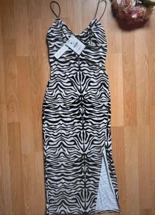 Vestido Bershka Midi elástico tirantes cebra, marca: Bershka, estado: Nuevo con etiquetas, tamaño: XS / 34 / 6, 10,00 €, 11,20 € Protección al comprador incluida