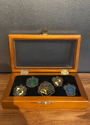 5 Badges Pins Harry Potter 4 Maisons Gryffondor Serpentard Serdaigle Poufsouffle Noble Collection, merk: Harry Potter, staat: Heel goed, € 22,00, € 23,80 inclusief Kopersbescherming