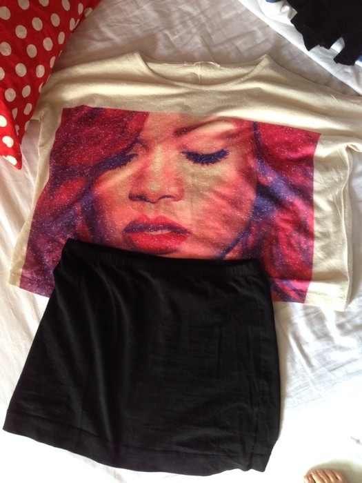 lot Jupe noire H&M taille S + tshirt Primark Londres Rihanna taille 38 beige et rouge