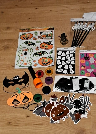 Halloween set with stickers, straws, masks and decorations, marque: H&M, état: Neuf sans étiquette, 9,00 €, 10,15 € Protection acheteurs incluse