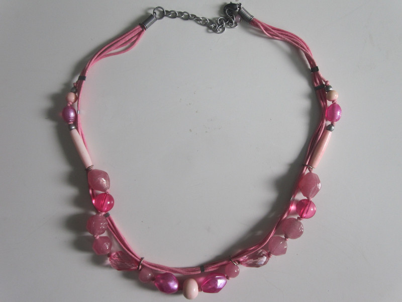 Collier fantaisie rose avec perles 1