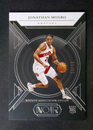 2024-25 Panini Noir Jonathan Mogbo #166 RC Rookies Association Edition /99 Raptors, merk: Panini, staat: Nieuw zonder prijskaartje, € 5,00, € 5,95 inclusief Kopersbescherming