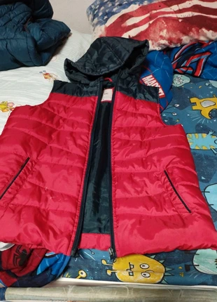 Chaqueta sin mangas niño talla 7/8, marca: Unit Kids, estado: Muito bom, tamanho: 8 anos / 128 cm, €4.00, €4.90 inclui Proteção do Comprador