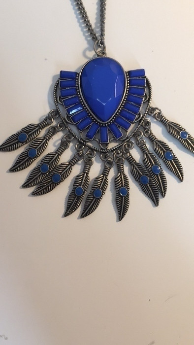 Collier bleu avec pendentif plumes 2