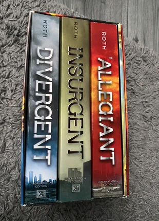 Divergent Boxset + extra by Veronica Roth , staat: Nieuw zonder prijskaartje, € 18,99, € 20,64 inclusief Kopersbescherming