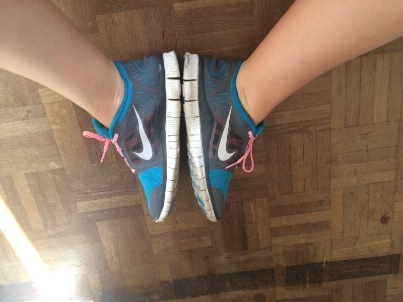 Nike free run bleu avec lacets roses 2