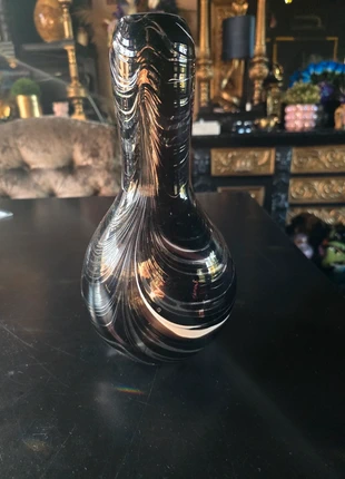 Mooie zwart glazen vaas met witte strepen., merk: Unikat, staat: Heel goed, € 15,00, € 16,45 inclusief Kopersbescherming