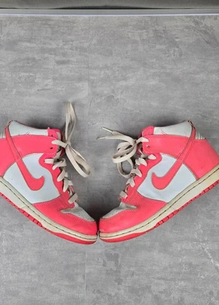 🌸 Nike Dunk High rose & blanc – Taille 33 – Originales – Bon état, marque: Nike, état: Très bon état, taille: 33, 6,00 €, 7,00 € Protection acheteurs incluse