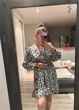 Robe satinée avec motifs, marca: Boutique Parisienne, estado: Muito bom, tamanho: S / 36 / 8, €7.00, €8.05 inclui Proteção do Comprador