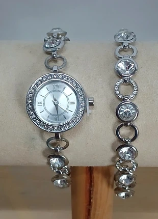 Elegant Silver-Tone Watch & Bracelet Set - Crystal Accents - New with Tag, marque: List without brand, état: Neuf avec étiquette, taille: Taille unique, 25,00 €, 26,95 € Protection acheteurs (Pro) incluse