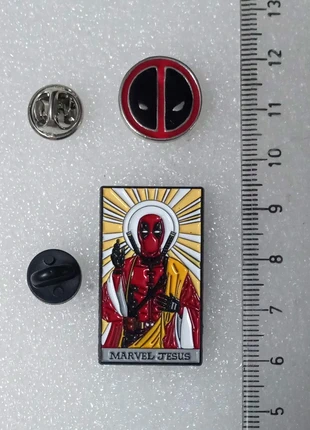 2 pins Deadpool, marca: Deadpool, estado: Novo sem etiquetas, €8.00, €9.10 inclui Proteção do Comprador