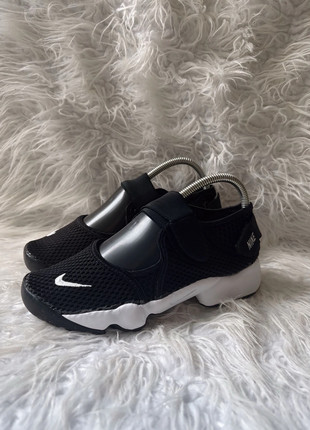 Nike Air Rift Black and White Trainers taille 38,5, marque: Nike, état: Bon état, taille: 38,5, 42,00 €, 44,80 € Protection acheteurs incluse