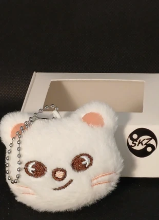 Jiniret stray kids mini skzoo peluche keychain bagcharm 6 cm + gift box, marque: Stray Kids, état: Très bon état, 5,00 €, 5,95 € Protection acheteurs incluse