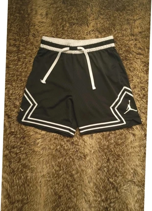Short Jordan noir et blanc taille M, brand: Jordan, condition: Very good, size: M, €25.00, €26.95 includes Buyer Protection