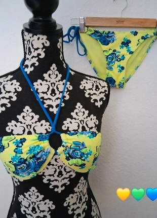 Maillot de bain /bikini/ deux pièces fleuri à nouer T.S 36, brand: ardene, condizioni: Nuovo con cartellino, taglia: S / IT 40 / EU 36, €12.00, €13.30 include la Protezione acquisti