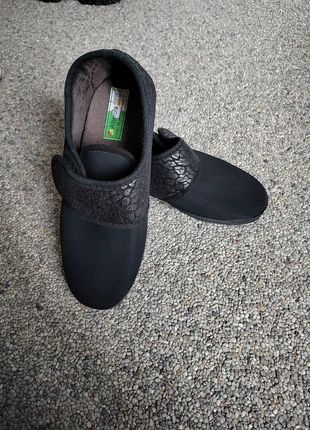 Zwarte pantoffels, merk: Albero, staat: Heel goed, maat: 37, € 2,95, € 3,80 inclusief Kopersbescherming