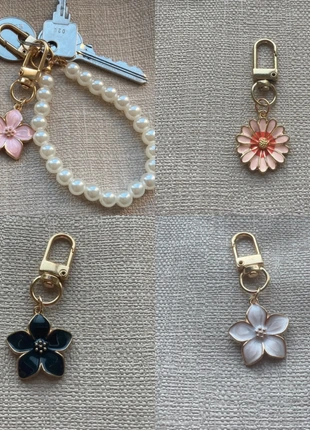 Lot de 4 portes clé fleurs, merk: autre, staat: Nieuw zonder prijskaartje, € 5,00, € 5,95 inclusief Kopersbescherming