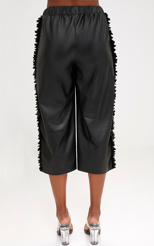 Pantalon court noir en imitation cuir avec volants sur les côtés 5