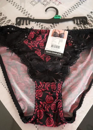 Culotte imprimé floral rouge et noir avec dentelle T 38/40, merk: Sans Complexe, staat: Nieuw met prijskaartje, maat: M / 38 / 10, € 7,00, € 8,05 inclusief Kopersbescherming
