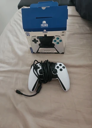Manette ps5, marke: freaks geeks, zustand: Neu, 63,00 €, 66,85 € inklusive Vinted-Käuferschutz