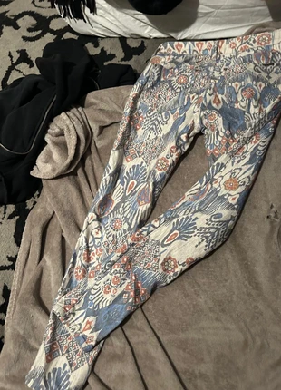 Jean skinny Zara taille 34 à motifs fleurs en coton neuf, marca: Zara, estado: Nuevo sin etiquetas, tamaño: XS / 34 / 6, 6,00 €, 7,00 € Protección al comprador incluida