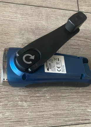 Knijpkat - Zaklamp - Manual Flashlight / Windup light, merk: Light, staat: Heel goed, € 2,95, € 3,80 inclusief Kopersbescherming