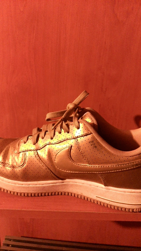 Zapatillas Nike Air Force 1 color oro. Gama alta. Precio nuevo euros. -