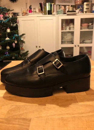 Magnifiques chaussures Surface to Air T.38 - cuir noir épais brillant, marque: Surface To Air, état: Très bon état, taille: 38, 40,00 €, 42,70 € Protection acheteurs incluse