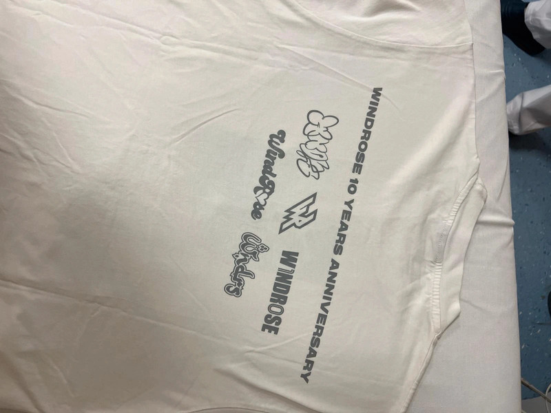 T-shirt bianca con stampa. 5