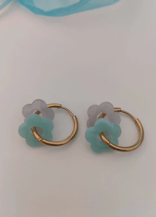 Boucles d'oreilles avec fleurs en résine bleues et grises acier inoxydable et pochon, brand: Fait Main, condition: New with tags, €3.70, €4.59 includes Buyer Protection