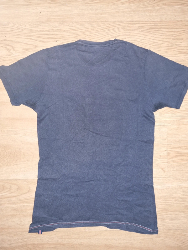 T-Shirt. 2