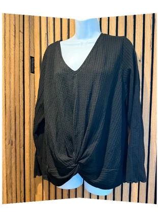 Zwarte top met knoopdetail – FSTVL – maat XL Uitverkoop Sale, merk: FSTVL, staat: Goed, maat: XL / 42 / 14, € 2,00, € 2,80 inclusief Kopersbescherming