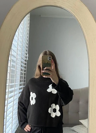 Black Flower Sweater , merk: H&M Divided, staat: Heel goed, maat: S / 36 / 8, € 10,00, € 11,20 inclusief Kopersbescherming