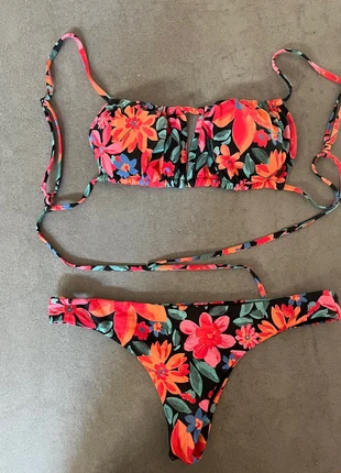 Costume a due pezzi motivo floreale ROXY, merk: Roxy, staat: Heel goed, maat: M / 38 / 10, € 30,00, € 32,20 inclusief Kopersbescherming