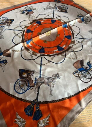 Joli foulard carré, marque: Carré, état: Neuf sans étiquette, 5,00 €, 5,95 € Protection acheteurs incluse