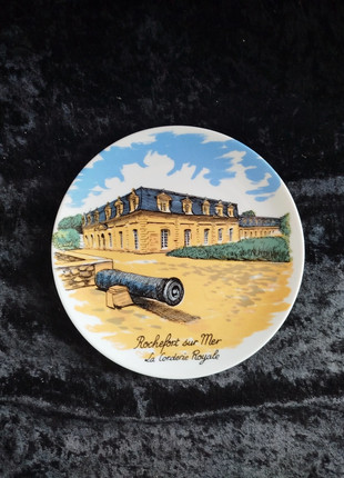 🍥 Assiette décorative en porcelaine de Limoges
Rochefort sur mer, la Corderie Royale
19cm, marque: Limoge, état: Très bon état, 5,00 €, 5,95 € Protection acheteurs incluse