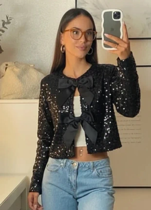 Veste noire courte à sequins brillants et grands nœuds satinés chics taille S, marke: Wasta, zustand: Sehr gut, größe: S / 36 / 8, 59,00 €, 62,65 € beinhaltet Vinted-Käuferschutz Pro