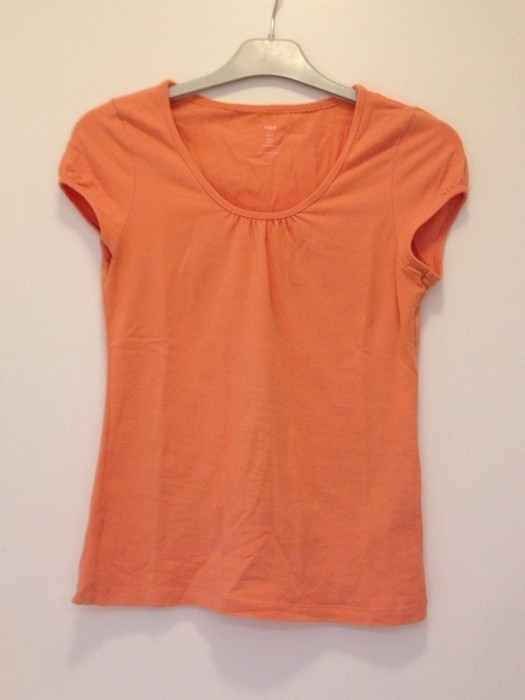 T shirt orange.