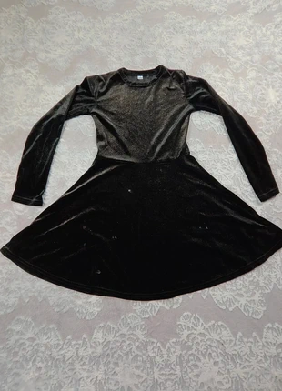 Robe noire pailletée - Taille 134/140 - État satisfaisant, marca: Zeeman, estado: Satisfatório, tamanho: 9 anos / 134 cm, €2.00, €2.80 inclui Proteção do Comprador